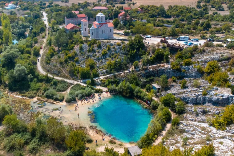 Ovaj prirodni fenomen smješten je u dinarskom kršu.