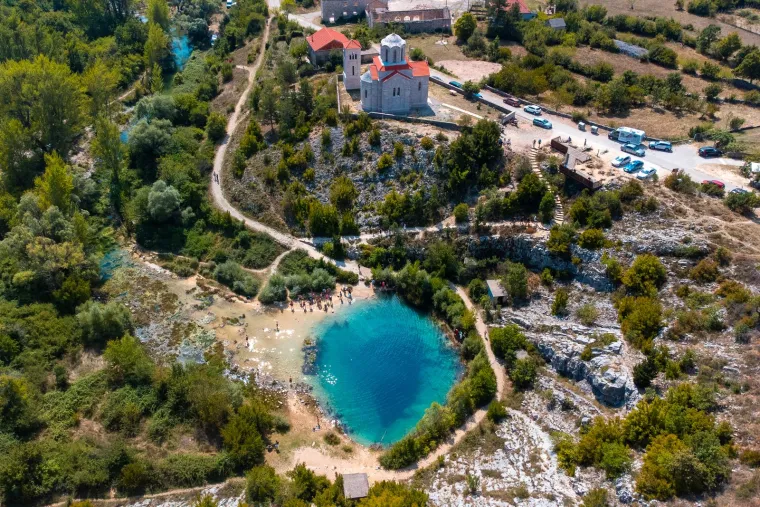 Crkva sv. Spasa u selu Cetina na širokom polju podno Dinare prvi put se spominje u zaključcima Splitskog crkvenog sabora 1185. godine. Možda se danas doima malenom, ali s obzirom na vrijeme gradnje riječ je o impozantnoj građevini, navodi portal Povijest.hr. Smatra se najstarijom kršćanskom crkvom u Hrvatskoj i jedan je od najbolje očuvanih spomenika ranosrednjovjekovnog sakralnog graditeljstva u Hrvatskoj.