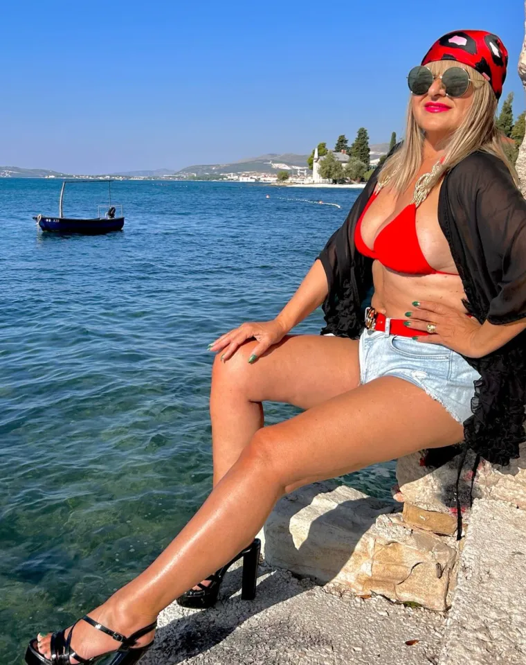 Upoznajte najzgodniju hrvatsku baku! Kćer joj je poznata influencerica, a ona najvi&scaron;e voli pozirati