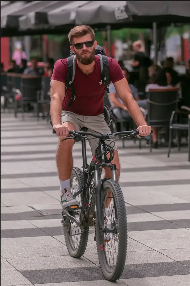 Zgodni Osječani preplavili ulice: Najbolje ležerne kombinacije gradskih dečki