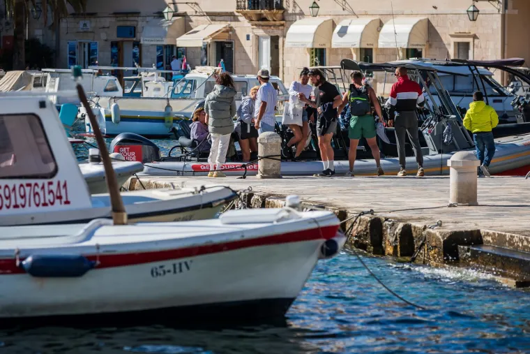 Turisti uživaju u suncu diljem naše obale.