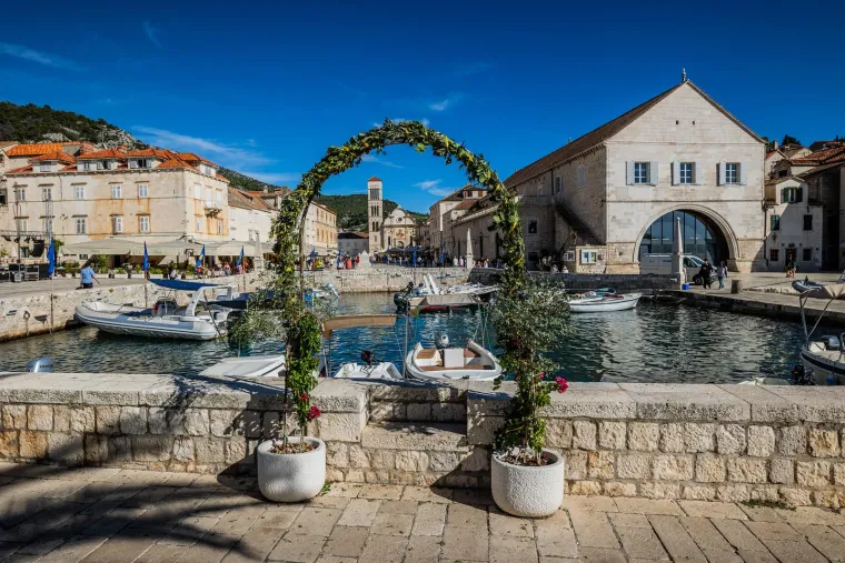 Ovdje vrijeme kao da je stalo. Hvar i dalje krcat turistima. Pogledajte predivne prizore