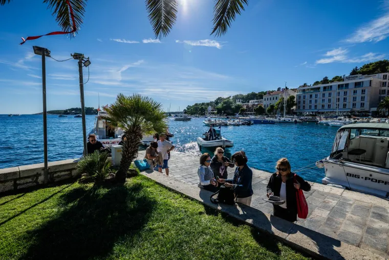 Ovdje vrijeme kao da je stalo. Hvar i dalje krcat turistima. Pogledajte predivne prizore