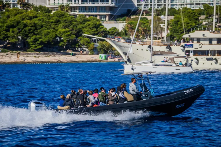 Ovdje vrijeme kao da je stalo. Hvar i dalje krcat turistima. Pogledajte predivne prizore