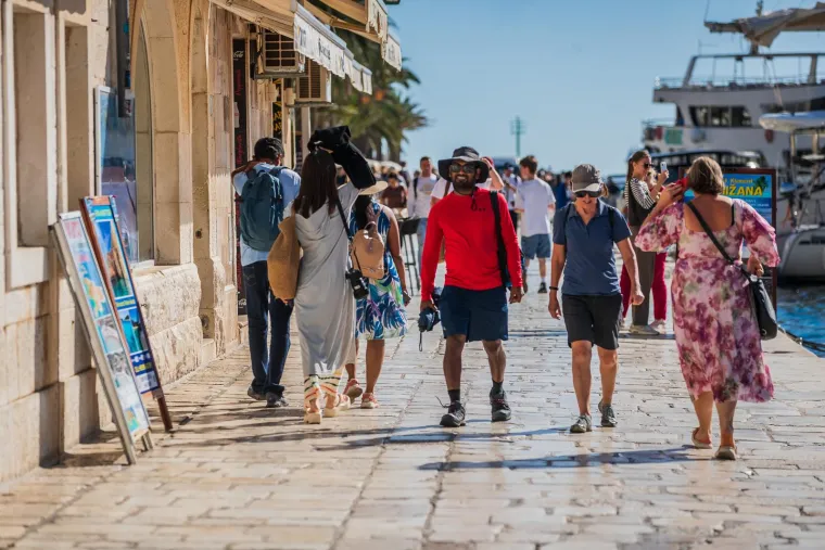 Ovdje vrijeme kao da je stalo. Hvar i dalje krcat turistima. Pogledajte predivne prizore