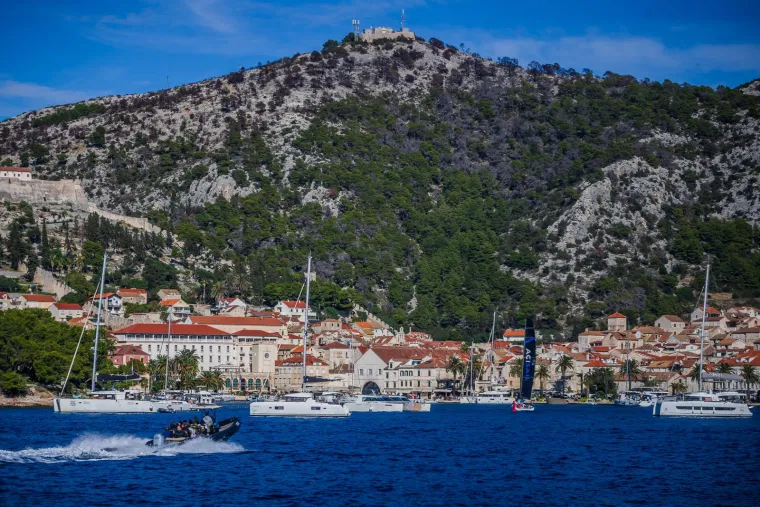 Ovdje vrijeme kao da je stalo. Hvar i dalje krcat turistima. Pogledajte predivne prizore