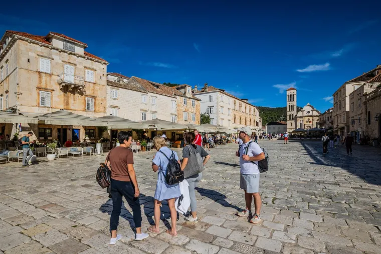 Ovdje vrijeme kao da je stalo. Hvar i dalje krcat turistima. Pogledajte predivne prizore