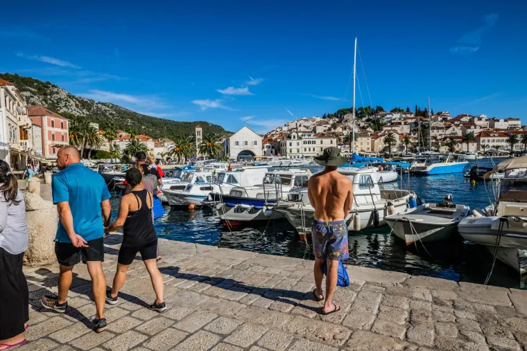 Ovdje vrijeme kao da je stalo. Hvar i dalje krcat turistima. Pogledajte predivne prizore