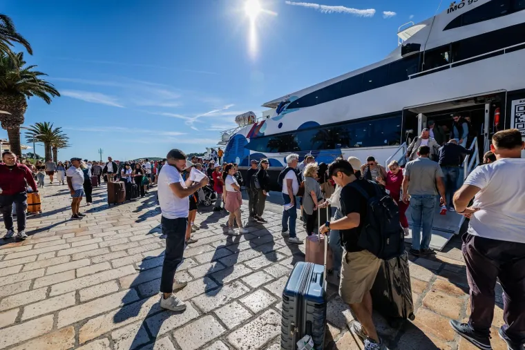 Ovdje vrijeme kao da je stalo. Hvar i dalje krcat turistima. Pogledajte predivne prizore