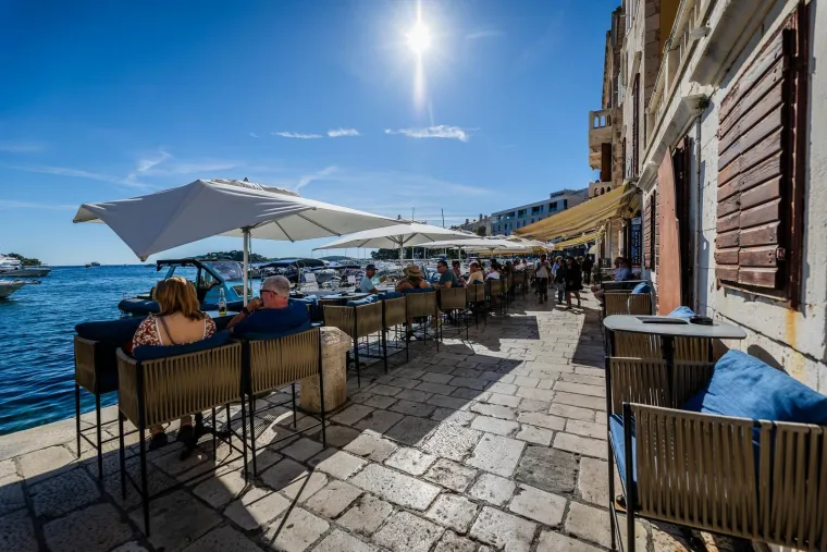 Ovdje vrijeme kao da je stalo. Hvar i dalje krcat turistima. Pogledajte predivne prizore