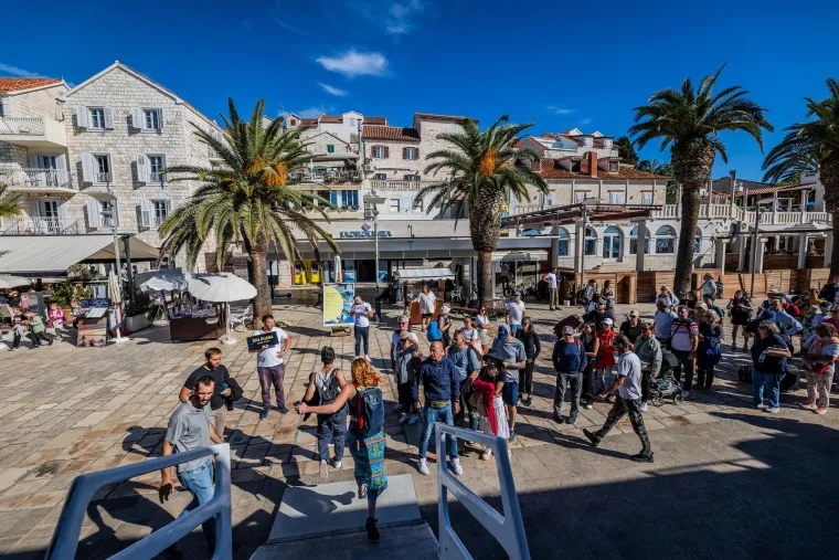 Ovdje vrijeme kao da je stalo. Hvar i dalje krcat turistima. Pogledajte predivne prizore