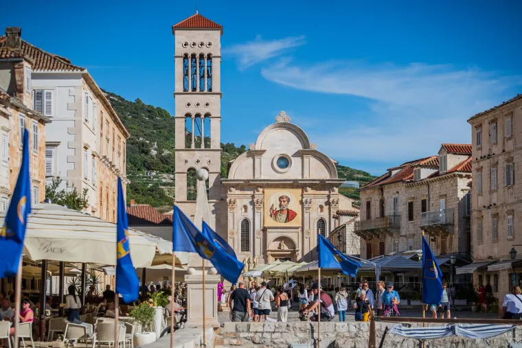Ovdje vrijeme kao da je stalo. Hvar i dalje krcat turistima. Pogledajte predivne prizore