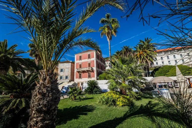 Ovdje vrijeme kao da je stalo. Hvar i dalje krcat turistima. Pogledajte predivne prizore