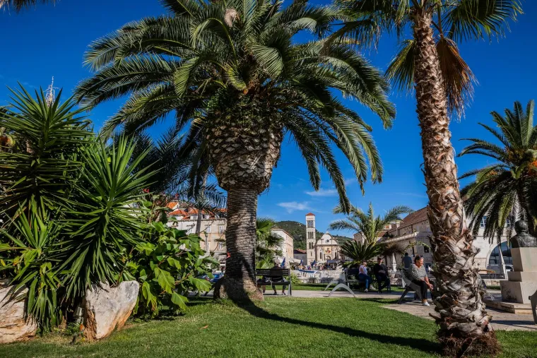 Ovdje vrijeme kao da je stalo. Hvar i dalje krcat turistima. Pogledajte predivne prizore