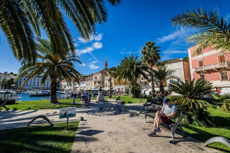 Ovdje vrijeme kao da je stalo. Hvar i dalje krcat turistima. Pogledajte predivne prizore