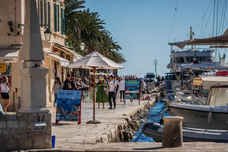 Ovdje vrijeme kao da je stalo. Hvar i dalje krcat turistima. Pogledajte predivne prizore