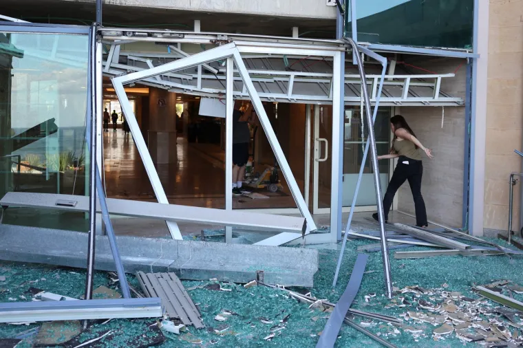 Izraelske obrambene snage (IDF), kažu da se &quot;dodatne snage&quot; pridružuju &quot;ograničenim, lokaliziranim, ciljanim napadima na ciljeve Hezbolaha&quot; u južnom Libanonu.