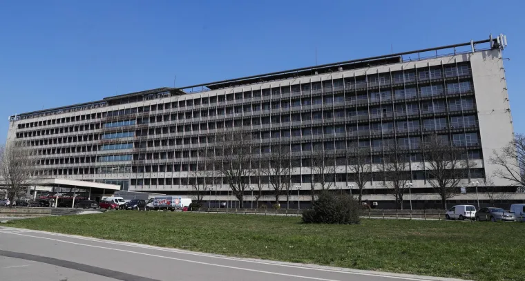 Hotel je prvotno trebao nositi ime grada u kojem se nalazi, ali je ipak dobio ime &quot;Jugoslavija&quot;, što je odgovaralo njegovom statusu najvećeg i najreprezentativnijeg hotela tadašnje države. Namjera je bila pokazati snagu i jedinstvo nekadašnje Jugoslavije, a kroz desetljeća je ugostio mnoge ugledne svjetske ličnosti, uključujući kraljicu Elizabetu II, američke predsjednike Richarda Nixona i Jimmyja Cartera, astronauta Neila Armstronga te pjevačicu Tinu Turner.