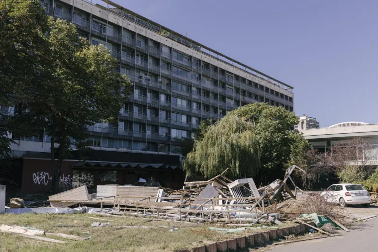 U svojoj povijesti, hotel Jugoslavija bio je domaćin i filmskoj industriji. Godine 2013., ovdje se snimao hollywoodski film &quot;Three Days to Kill&quot;, u kojem je glavnu ulogu igrao Kevin Costner.