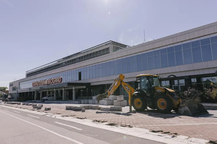 S impresivnih 1.500 prostorija, uključujući 200 jednokrevetnih, 400 dvokrevetnih soba i 23 apartmana, hotel je nudio smještaj za 1.100 gostiju. Restoran hotela mogao je primiti 600 ljudi, čime je ovaj luksuzni objekt bio idealno mjesto za organizaciju velikih događanja i okupljanja. No, hotel sada broji svoje posljednje dane, jer se očekuje njegovo rušenje i transformacija u moderni multifunkcionalni kompleks.