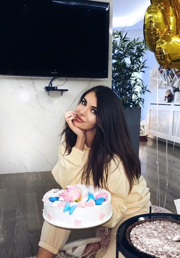 Iva je diplomirala na Ekonomskom fakultetu. 