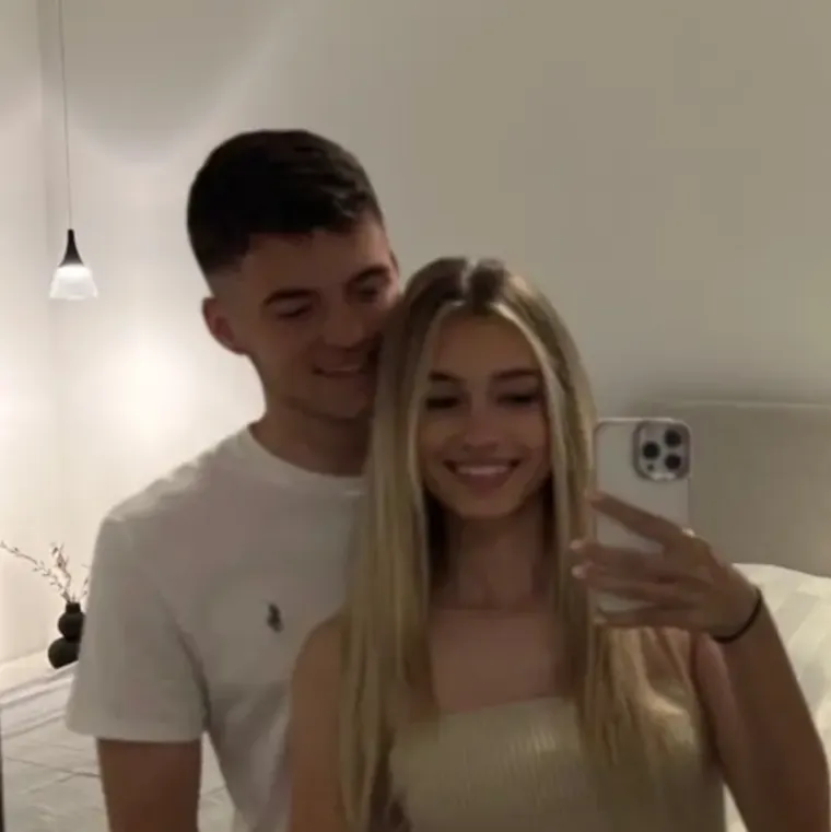 
Prije nekoliko mjeseci, ovaj 21-godi&scaron;njak otkrio je da ga je djevojka osvojila ljupkom osobno&scaron;ću. Kada ne igra utakmice, vrijeme provodi s njom, obitelji i odmara se. Upoznali su se preko zajedničkih prijatelja. "Bila je to kemija od prvog trenutka upoznavanja. Nije ba&scaron; za medije, mogu reći da se zove Petra i studentica je," otkrio je Martin Baturina za Sport Life.
