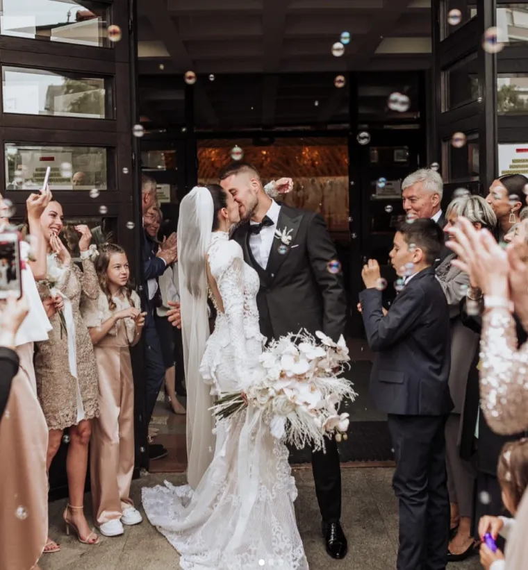 Marko Pjaca, popularni nogometa&scaron; Dinama, osvojio je srce lijepe Marije Pavičić, s kojom je u braku tri godine. Njihova veza započela je romantičnim trenucima, a sada su sretna obitelj sa sinom Lukom. Marko i Marija vjenčali su se 2021. godine, nakon tri godine zajedničkog života.