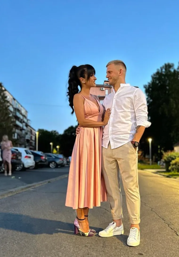 Ljubavna priča Petra Bočkaja i njegove supruge Nikoline počela je 2019. godine, a par se vjenčao dok je Petar jo&scaron; igrao za NK Osijek. U međuvremenu su dobili drugo dijete, a iako su se na početku susretali s predrasudama zbog Petrovih skandala, Nikolina je otkrila njegovu pravu prirodu.