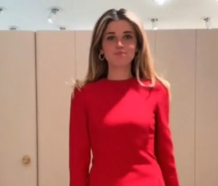 Estelle Ogilvy jako voli modne trendove. Aktivna je na dru&scaron;tvenim mrežama.