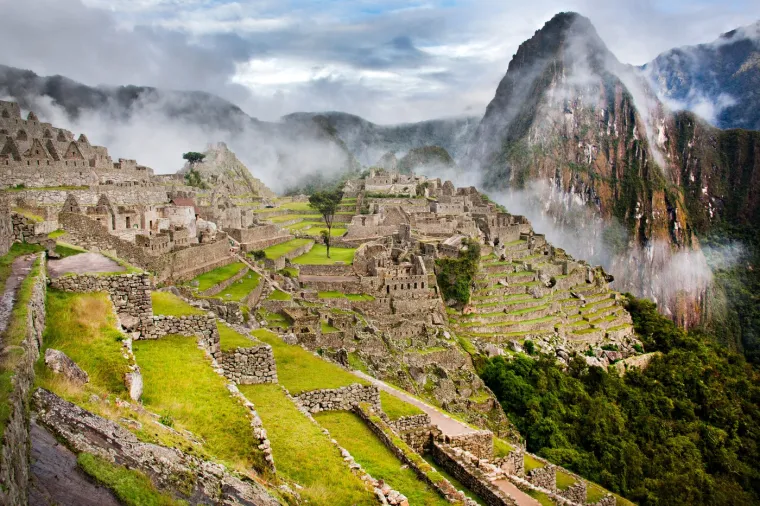 1. Machu Picchu, Peru: Machu Picchu, poznatiji i kao Izgubljeni grad Inka, sagrađen je u 15. stoljeću. Arheološko je čudo. Nalazi se visoko među oblacima na padinama Anda. Okružen maglom obavijenim vrhovima i zelenim dolinama, Machu Picchu posjetiteljima nudi pogled u mističan svijet civilizacije Inka. Prekrasne panorame duž staze učinit će višednevno pješačenje isplativim. Ova ruta mora se rezervirati mjesecima unaprijed. 