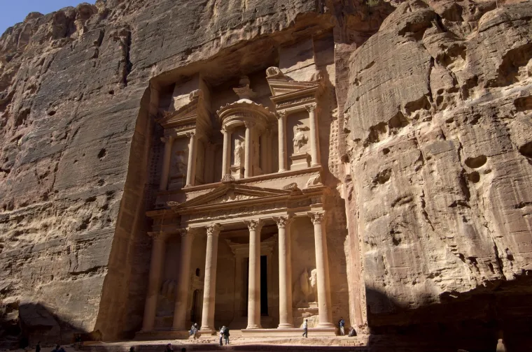 3. Petra, Jordan: Sirova ljepota i bezvremenski sjaj Petre stoljećima privlače turiste i povjesničare. Uklesana u ružičastocrvene litice, Petra je drevni grad s dojmljivim arheološkim ruševinama koje datiraju iz 3. stoljeća. Nakon što je grad napušten, bila je gotovo zaboravljena, stoga se naziva i Izgubljeni grad&apos;. Švicarski istraživač Johann Ludwig Burckhardt nabasao je tamo 1812. godine. Od tada do danas taj grad je postao jedno od najposjećenijih turističkih odredišta. Al-Khazne (Riznica), najpoznatija građevina, visoka je 39 metara i smatra se remek djelom drevnog inženjerstva i arhitekture.
