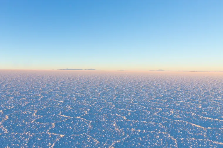 4. Salar de Uyuni, Bolivija: Prostirući se na golemoj površini, Salar de Uyuni najveća je slana ravnica na svijetu. Ogromno prostranstvo bijele, svjetlucave soli koja ju preplavljuje može se vidjeti i iz svemira. Čudo prirode u Boliviji organski je uzrokovano transformacijama nekoliko pretpovijesnih jezera koja su davno nestala. Prekriveno je jedinstvenim šesterokutnim formacijama soli. Salar de Uyuni jedan je od najsurovijih i najspektakularnijih krajolika na svijetu. Tijekom monsuna okolna jezera poplave slane ravnice, ostavljajući tanak sloj vode koji savršeno odražava plavo nebo. Zbog toga je kišna sezona, od prosinca do travnja, obično vrijeme kada milijuni turista posjećuju ovu prirodnu znamenitost.
