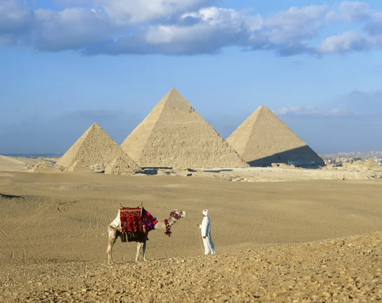 5. Piramide u Gizi, Egipat: Piramide u Gizi jedna su od najlegendarnijih građevina u povijesti o kojima se najviše govori. Savršena simetrija i izvanredan okvir stvorili su više teorija o njihovom podrijetlu. Jedne su od sedam svjetskih čuda antičkog svijeta koje je preživjelo netaknuto. Piramide su izgrađene u kompleksu na visoravni Giza, u blizini grada Kaira. Stajati ispred piramida u Gizi iskustvo je koje nijedna slika ili video ne mogu dočarati. Prema popularnoj drevnoj mitologiji, tri masivna spomenika podignuta su prije 4500 godina kao krajnje počivalište za tri faraona, Keopsa, Kefrena i Mikerina. Velika piramida u Gizi je najstarija i najveća od tri piramide u kompleksu, koji uključuje Veliku sfingu i druga groblja.