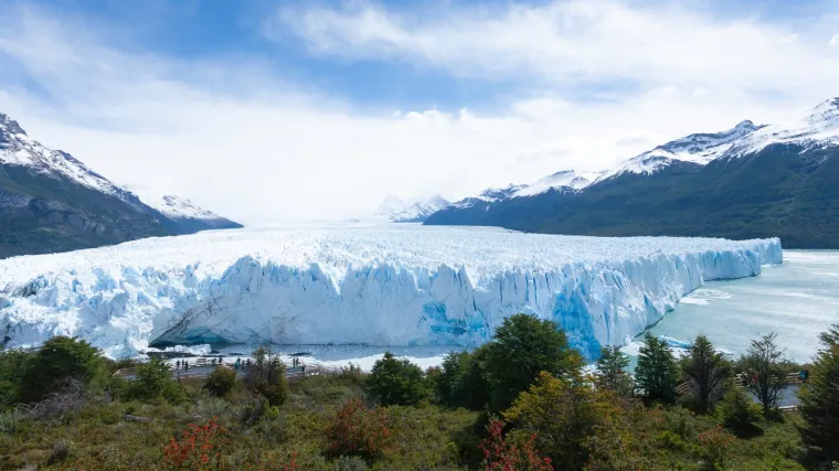 8. Patagonija, Argentina: Patagonija je zagonetna, intrigantna i zapanjujuće lijepa. Prostire se između Čilea i Argentine, pa posjetitelje mami kao kraj svijeta. Neukrotiva veličina snježnih vrhova planina, golemih ledenjaka, svjetlucavih jezera, netaknutih divljih rijeka i egzotičnih divljih životinja predstavljaju sve &scaron;to je potrebno za uzbudljivu avanturu. Ogromno prostranstvo Patagonije predstavlja obilje iskustava i krajolika koji izazivaju strahopo&scaron;tovanje. Možete pje&scaron;ačiti kroz legendarni Torres del Plaine, diviti se gromoglasnom ledenjaku Perito Moreno, krenuti na legendarni prijelaz Andskih jezera, svratiti do legla pingvina u kanalu Beagle i istražiti kolonije pingvina na otoku Martillo. 