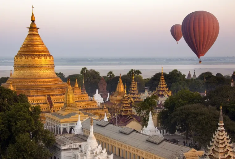 19. Bagan, Mianmar: Bagan je drevni grad Mianmara s vi&scaron;e od 2000 budističkih hramova, stupa i pagoda razbacanih po velikoj ravnici duž rijeke Irrawaddy. Ova arhitektonska čuda koja datiraju iz razdoblja od 9. do 13. stoljeća UNESCO je sačuvao i obnovio. Kako sunce izlazi ili zalazi, bacajući zlatni sjaj preko horizonta, nevjerojatna ljepota stupa i tornjeva koji se uzdižu iznad Bagana stvaraju nezaboravnu panoramu. Ovaj ''Grad hram'' stoji kao svjedočanstvo bogate kulturne i vjerske ba&scaron;tine svetog krajolika. Mnogi drevni hramovi i pagode i danas se koriste kao mjesta bogoslužja u zemlji u kojoj je religija sama srž dru&scaron;tva. Iako je hodanje najbolji način za istraživanje ovih mjesta, let balonom pruža jedinstvenu priliku za panoramski pogled na hramove Bagan. 
