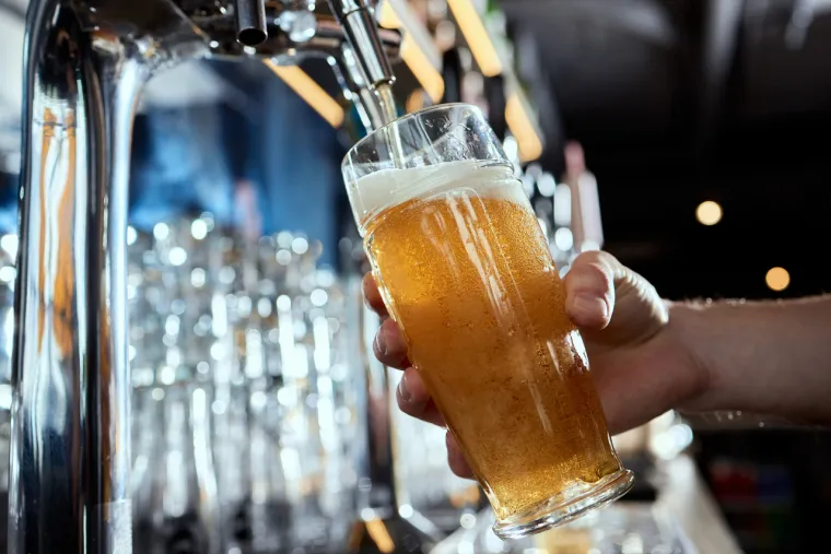 Ako se dvoumite između vina ili piva, pivo bi moglo biti bolji izbor za mršavljenje. Manje je kalorično i sadrži izo-alfa kiseline za koje se pokazalo da imaju pozitivan utjecaj na metabolizam masti i glukoze te ksantohumol koji može spriječiti debljanje.