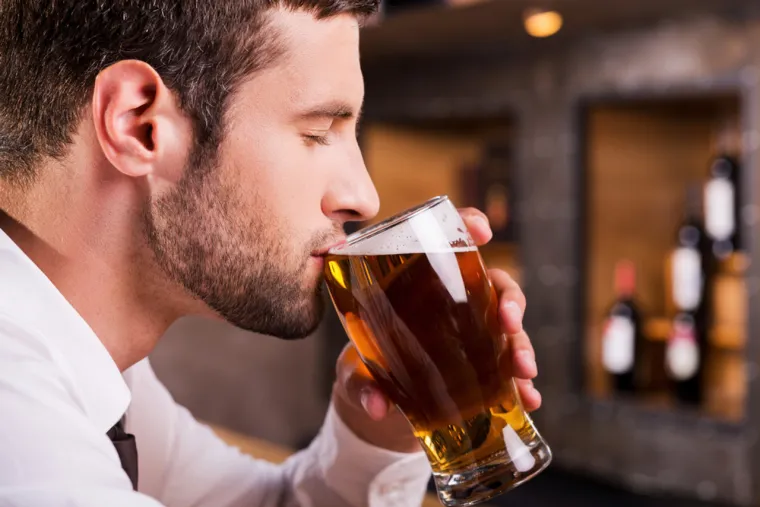 Zapravo, istraživači su otkrili da vam pivo može pomoći u mršavljenju, ako grickate hranu bogatu proteinima poput orašastih plodova dok ga pijete. No, trebate imati na umu da ne smijete pretjerati s ispijanjem piva, jer možete dobiti onaj omraženi &quot;pivski trbuh&quot; i ostale neugodne pojave koje su karakteristične za alkoholizam.
