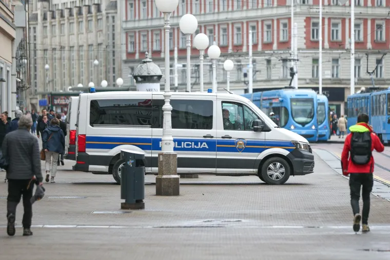 Plavi su u Ligi prvaka nakon debakla protiv Bayerna u 1. kolu posljednja momčad s gol razlikom 2-9 i sada će protiv favoriziranih Francuza na svom terenu tražiti prve bodove.