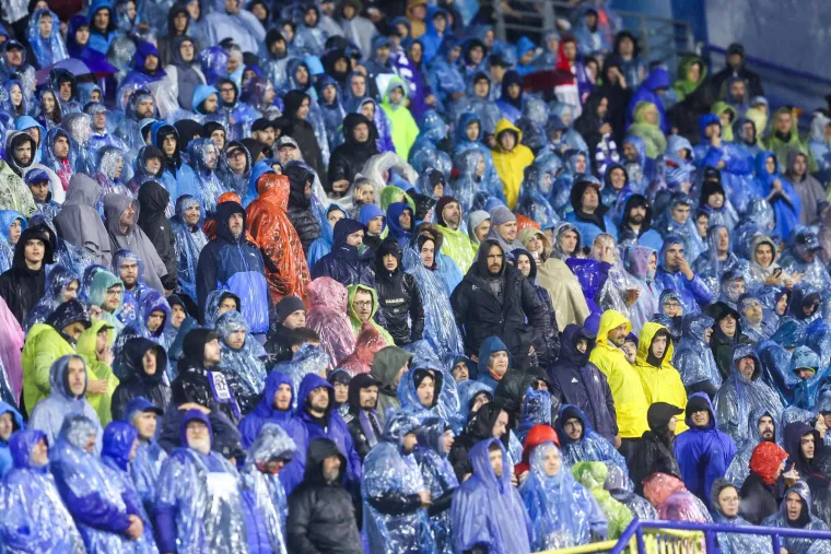 Navijači u kabanicama.