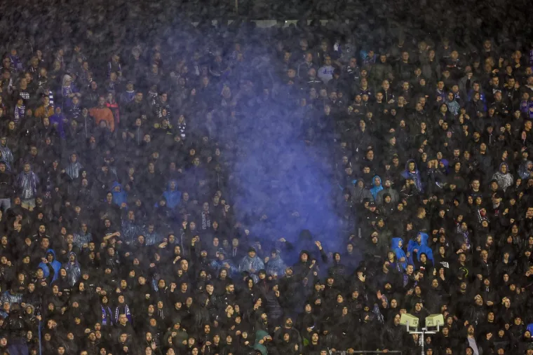 Malo tko je na sjevernoj tribini u kabanici