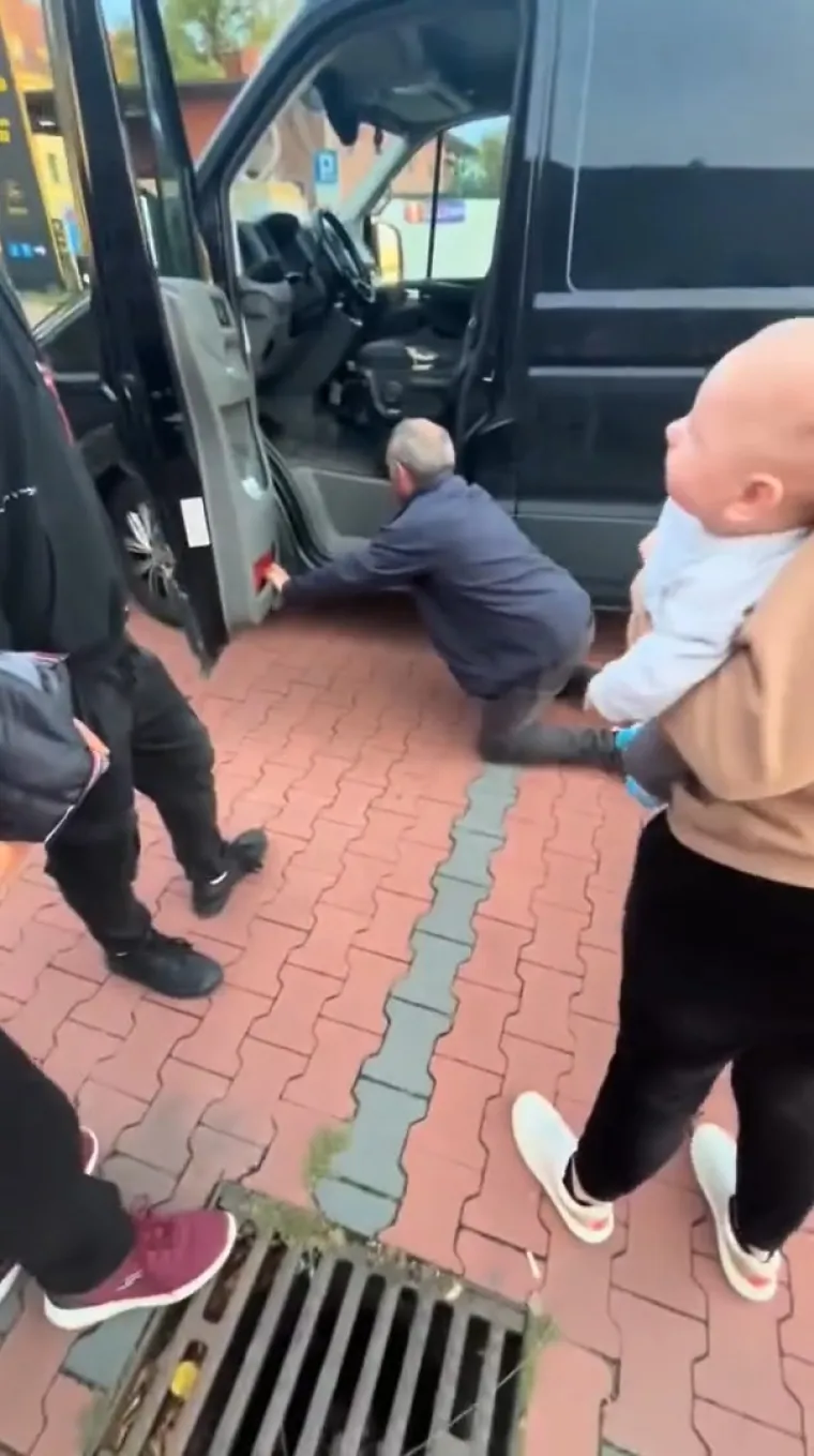 Upravo mu se ona prva suprotstavila te mu je rukom, a kasnije i nogom, onemogućila da zatvori vrata vozila.