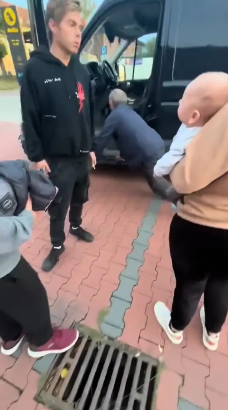 Muškarac je svejedno nastavio raspravljati se i inzistirati, a kada su okupljeni mladići vidjeli da je vrag odnio šalu, jedan se od njih pridružio i pomogao junakinji snimke da pijanom muškarcu onemogući da ode.