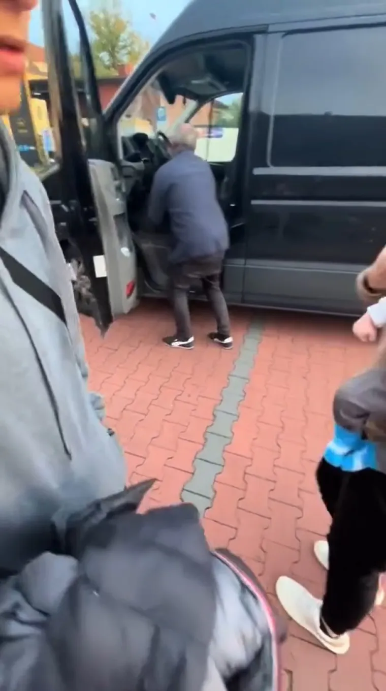 Naravno, mnogi su pozvali policiju da pomoću snimke utvrdi identitet tog muškarca i drakonski ga kazni.