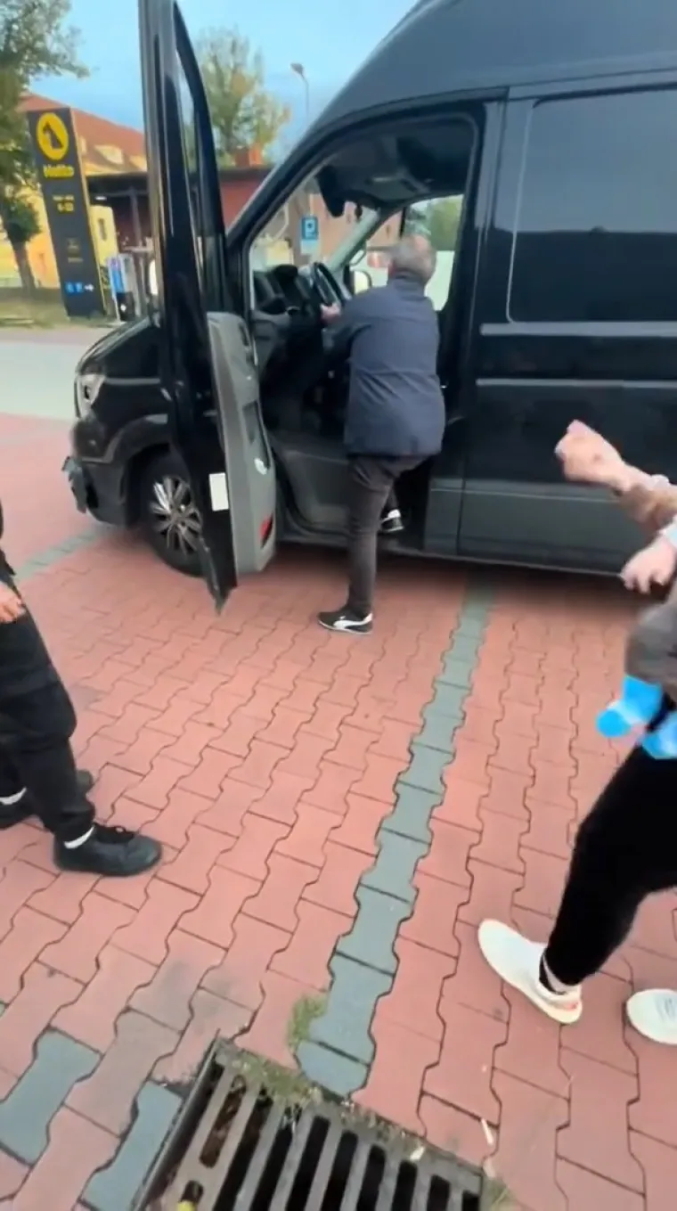 Toliko se napio da je puzao do vozila, majka s bebom u naručju ga spriječila da izazove tragediju