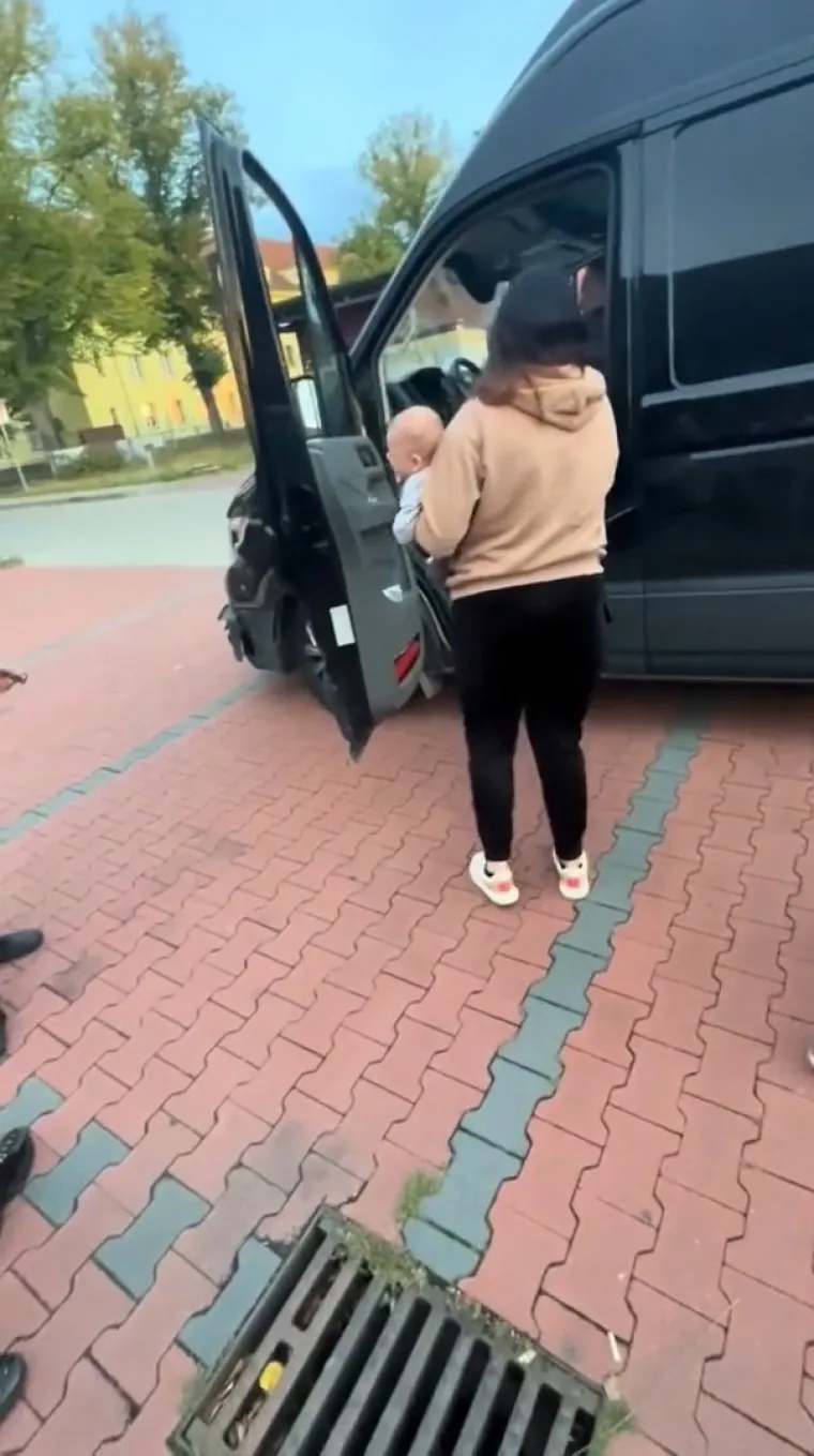 Toliko se napio da je puzao do vozila, majka s bebom u naručju ga spriječila da izazove tragediju