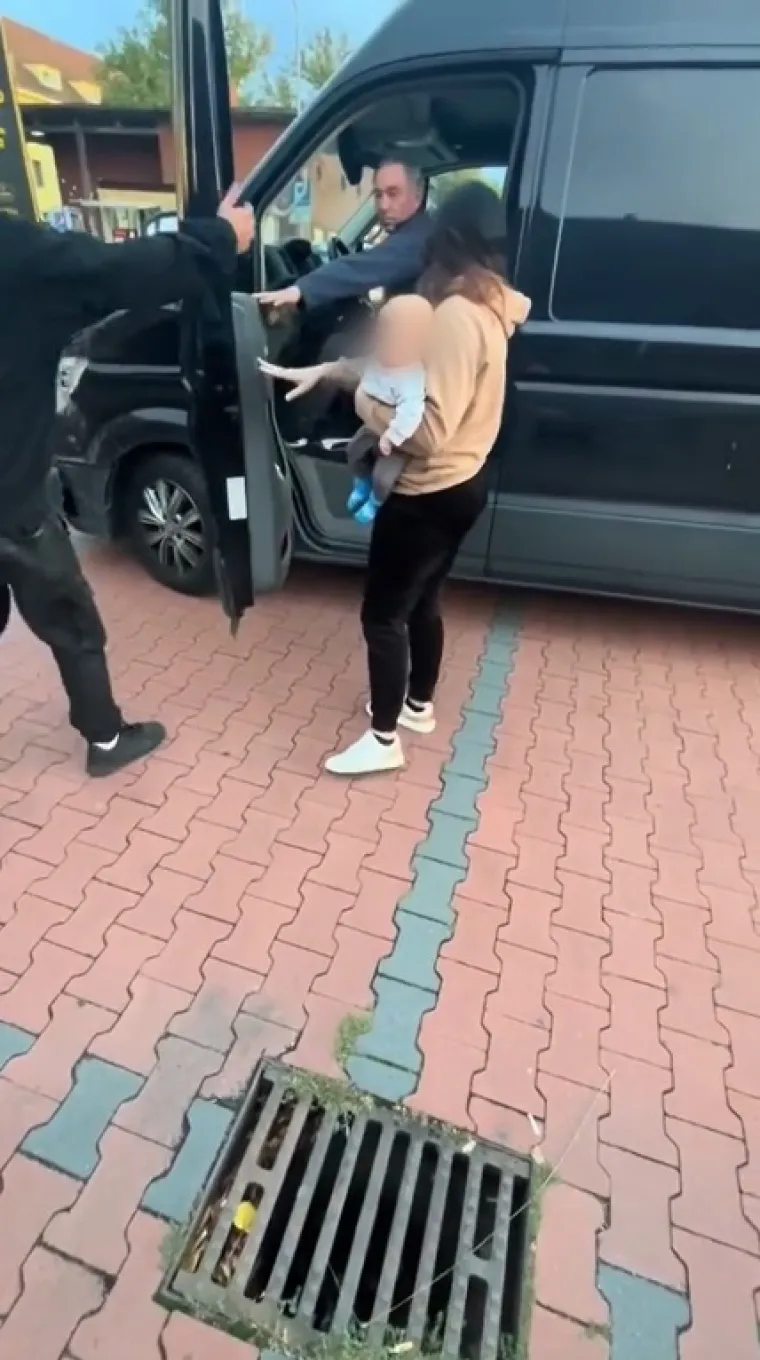 Toliko se napio da je puzao do vozila, majka s bebom u naručju ga spriječila da izazove tragediju