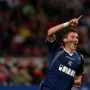 Doista je bilo zanimljivo gledati kako se Amsterdam Arena može isprazniti za samo nekoliko minuta. Domaći su je navijači masovnim egzodusom počeli napuštati kad je Mandžukić protrčao desnom stranom, prevario braniča i pogodio suprotni kut za vodstvo plavih 3:0. Bilo je to u produžetku, u 96. minuti
