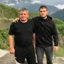 Khabib je baš rođen u selu Sildi koji, prema popisu stanovništva iz 2010. ima 208 stanovnika, a zanimljivo da je najbliži grad od ovog sela udaljen 40 kilometara. Dakle, selo je potpuno izolirano. Pravo ruralno naselje, općina, samo je ova u planinama. Ovdje ga možemo vidjeti sa svojim pokojnim ocem - Abdulmanapom.