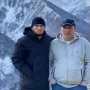 Upravo u dokumentarcu Khabib i njegov sad pokojni otac Abdulmanap Nurmagomedov govorili su 2018. o dagestanskim planinama i tom planinskom ruskom području, te zašto je toliko posebno i specifično, ali i zahtjevno. Ovdje Khabiba možemo vidjeti sa svojim prijateljem, ne s ocem.