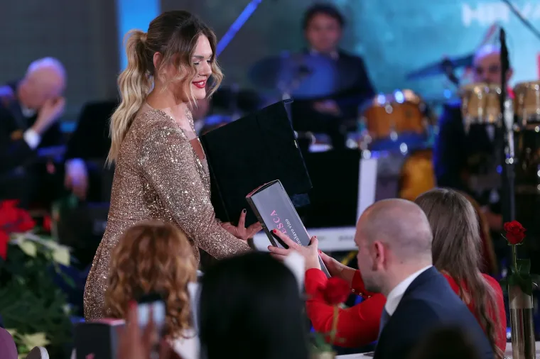 Kad zamijeni sportsku odjeću za haljine: Sandra Elkasević u glamuroznim izdanjima